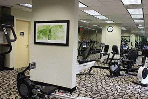 PARAMOUNT PLAZA HOTEL AND SUITES (Gainesville)